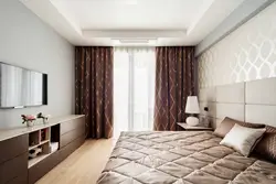 Дизайн штор в спальню с коричневой мебелью