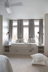 Дизайн спальни с мебелью у окна