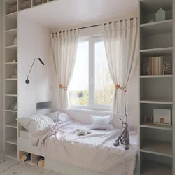Дызайн спальні з мэбляй у акна