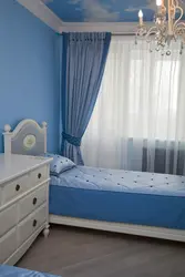 Блакітныя шпалеры ў інтэр'еры спальні якія шторы