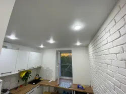 Photo of a satin ceiling in the kitchen