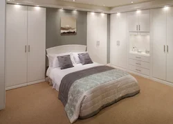 Дизайн спальни с двумя шкафами фото