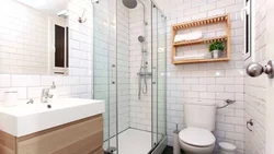 Tualet və duş ilə müasir vanna otağı dizaynı