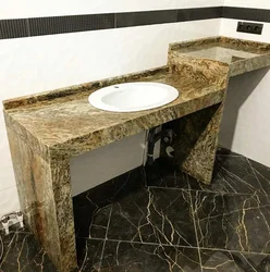 Çini daşdan hazırlanmış lavabonun altında hamamda tezgah fotoşəkili