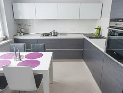 Кухня серый низ белый верх столешница фото