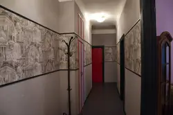 Mənzil fotoşəkilində koridorda çiçəklərlə divar kağızı