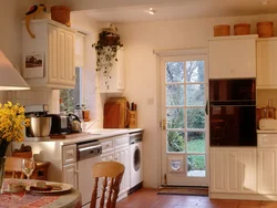 Интерьер кухни в доме с окном маленькая