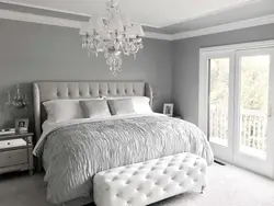 Дызайн спальні з светла шэрым ложкам