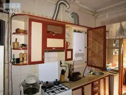 Интерьер кухни с газовым котлом на полу