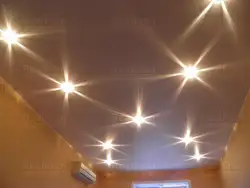 Yataq otağının fotoşəkilindəki asma tavanda 6 lampa