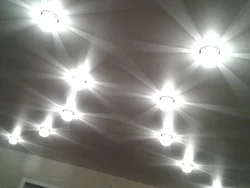 6 светильников на натяжном потолке в спальне фото