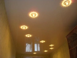 Yataq otağının fotoşəkilindəki asma tavanda 6 lampa