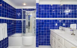 Дизайн ванны с синим полом