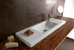 Hamam fotoşəkilində tezgahın üstündəki lavabo