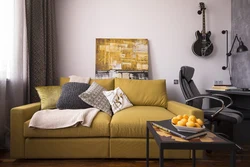 Қонақ бөлмесінің интерьеріндегі қыша түсті диван