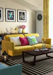 Диван горчичного цвета в интерьере гостиной