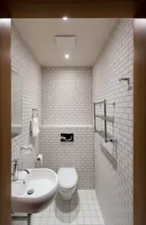 Интерьер туалета с раковиной без ванны