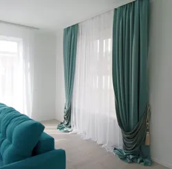 Изумрудные шторы в интерьере гостиной