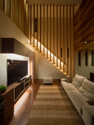 Современные интерьеры гостиной с лестницей