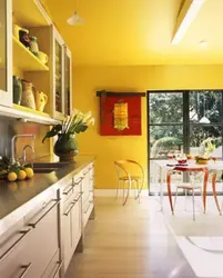 Інтэр'ер кухні з жоўтымі сценамі фота