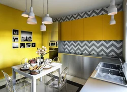 Интерьер кухни с желтыми стенами фото
