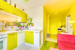 Интерьер кухни с желтыми стенами фото