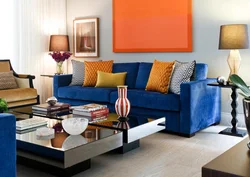 Синий и оранжевый в интерьере гостиной