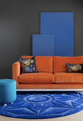 Синий и оранжевый в интерьере гостиной
