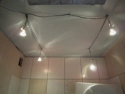 Banyoda Işıq Lampaları Olan Asma Tavanların Fotoşəkili
