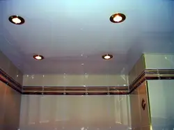 Фота нацяжных столяў з кропкавымі свяцільнямі ў ваннай
