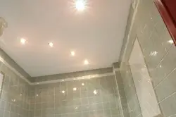 Фота нацяжных столяў з кропкавымі свяцільнямі ў ваннай