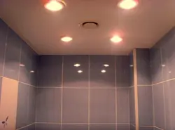 Banyoda işıq lampaları olan asma tavanların fotoşəkili