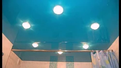 Banyoda işıq lampaları olan asma tavanların fotoşəkili