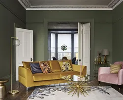 Фото гостиной с диваном горчичного цвета