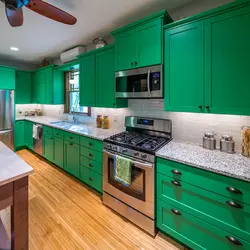 Combination of emerald color with other colors in the kitchen interior
