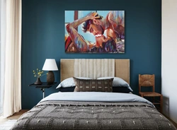 Дизайн спальни с картинами на стене