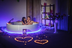 Ванна бөлмесіндегі романтикалық фотосурет