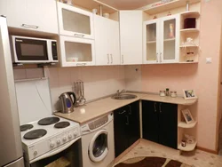 Кутняя кухня дызайн з халадзільнікам і пральнай машынай фота
