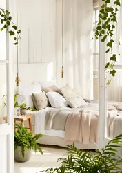 Інтэр'ер спальні з пакаёвымі раслінамі
