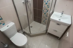 Duş və tualet ilə kiçik bir banyonun dizaynı
