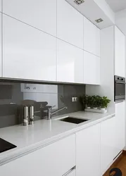 Тарҳи ошхона сафед бо акс countertop хокистарӣ