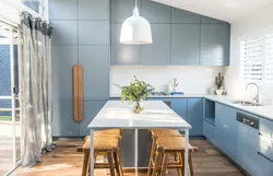 С какими цветами сочетается серо голубой цвет в интерьере кухни