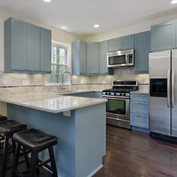 What colors goes with gray-blue in the kitchen interior