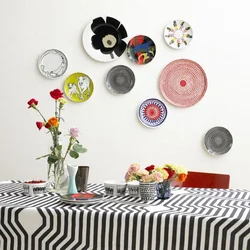 Тарелки на кухне в интерьере фото