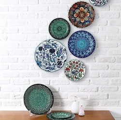 Декоративные тарелки на стену в интерьере кухни