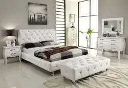 Дызайн спальні з белым ложкам у сучасным стылі