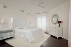 Дизайн спальни с белой кроватью в современном стиле