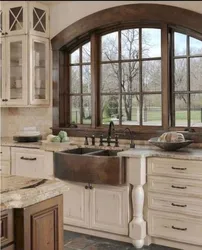 Дизайн кухни с окном в классическом стиле