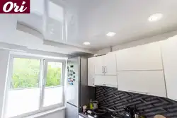 Белыя нацяжныя столі на кухні фота дызайн