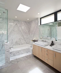 Дизайн ванной комнаты панелями под мрамор